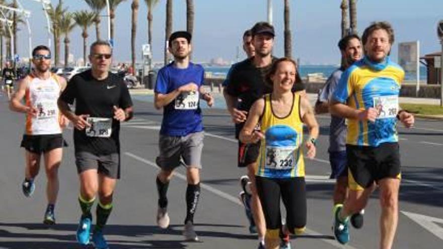 Un grupo de corredores, ayer durante la carrera.