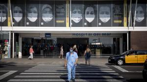 El proyecto artístico ’Behind the mask’, que homenajea a los sanitarios en las principales capitales europeas, llega a la fachada de los hospitales de Barcelona.