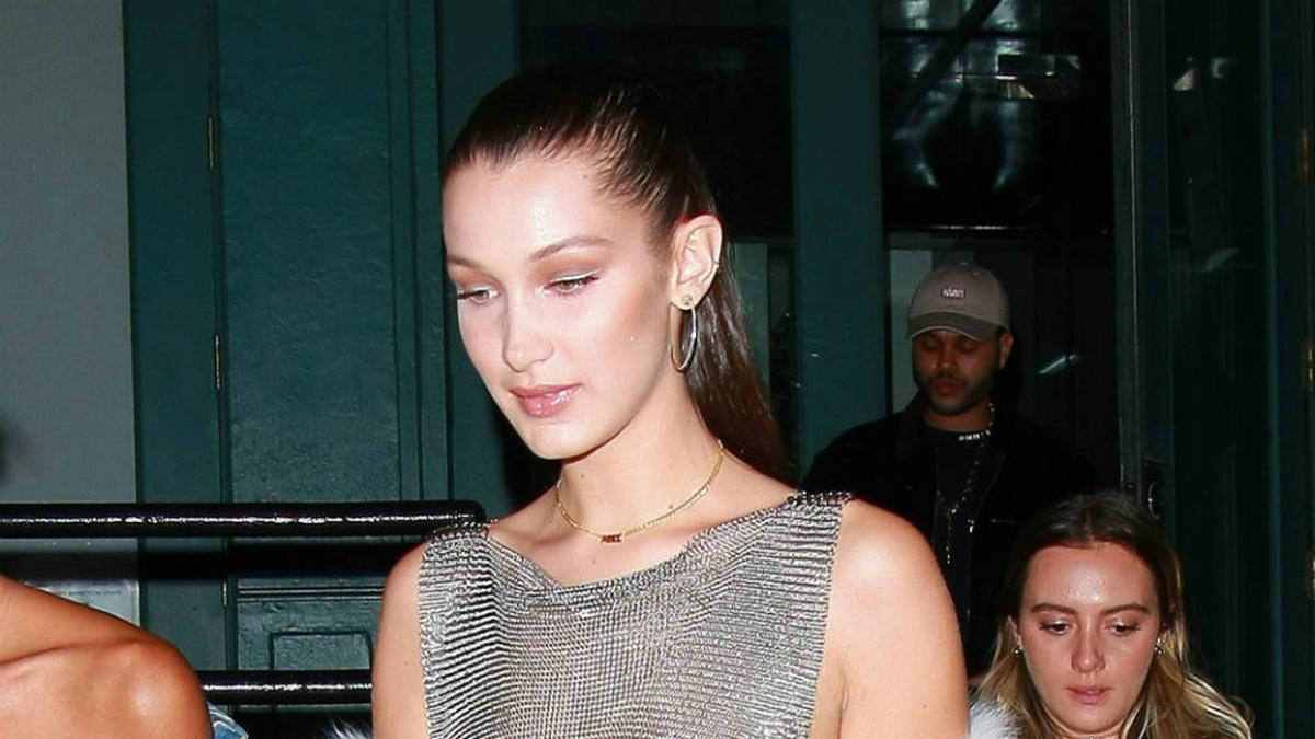 El total look plata de Bella Hadid