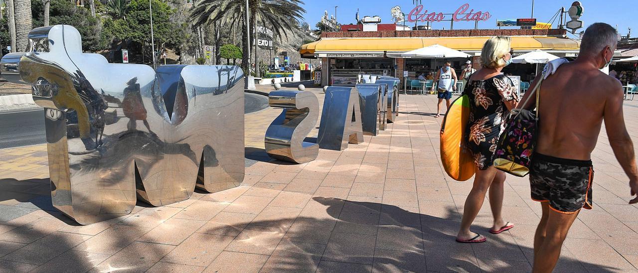 Turistas en la localidad de Maspalomas, al sur de Gran Canaria. | | JUAN CARLOS CASTRO