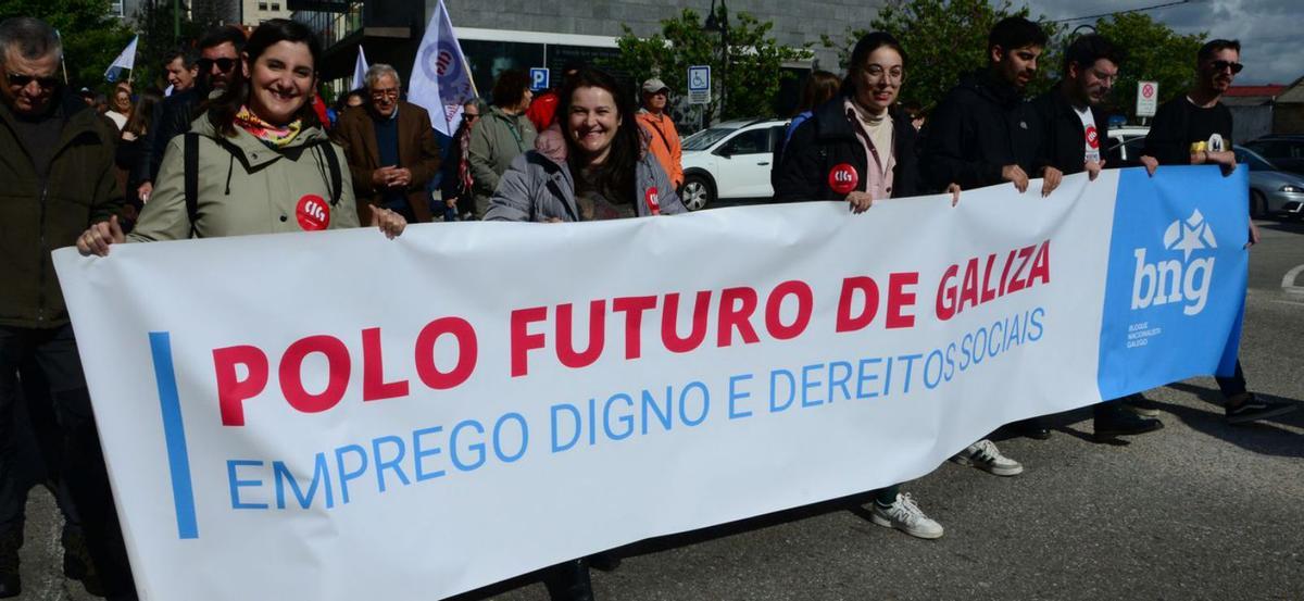 Las alcaldesas de Moaña y Cangas, Leticia Santos y Araceli Gestido, a la izquierda,con la pancarta. |  