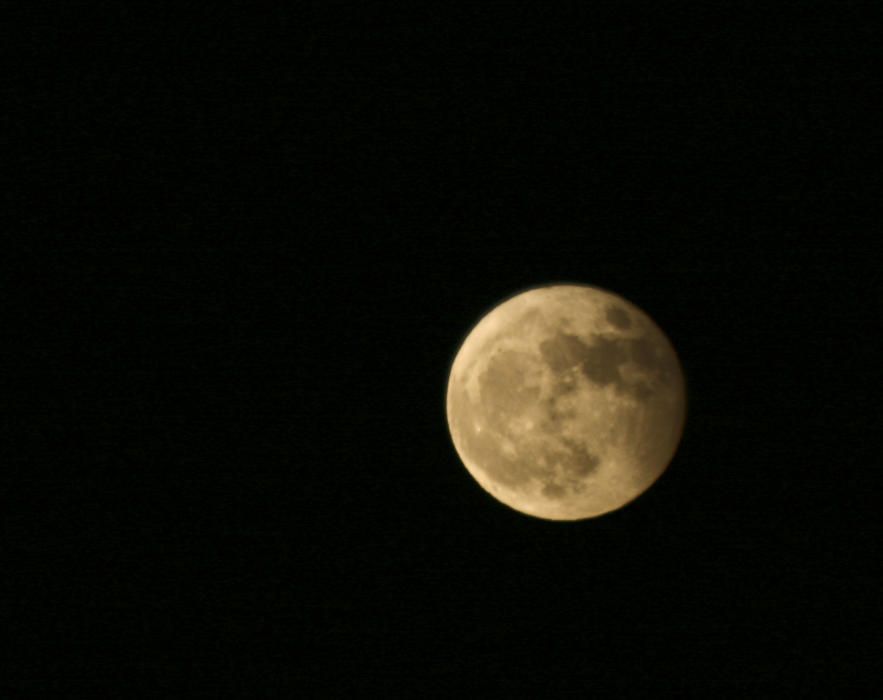 La superluna en Málaga se vio enturbiada por los cielos nubosos de la tarde del lunes.