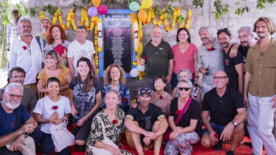 La mayoría de artistas y Antoni Torres en la inauguración de una escuela en Thurvagal