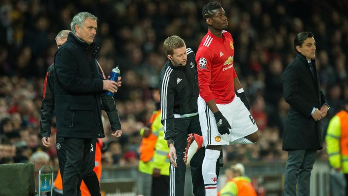 Mourinho y Pogba durante un partido de la pasada Premier