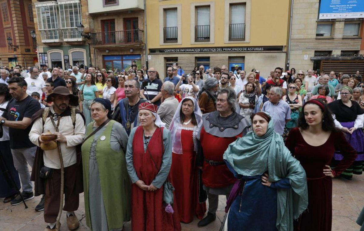 Arriba, César Castaño, presidente de la Asociación Baciaecus, en la muestra de bateo de oro. A la izquierda, abajo, participantes en los actos de «El primer peregrino», y arriba, público asistente al discurso de despedida que pronunció el rey Alfonso II desde el balcón de la Casa Consistorial. | FERNANDO RODRÍGUEZ