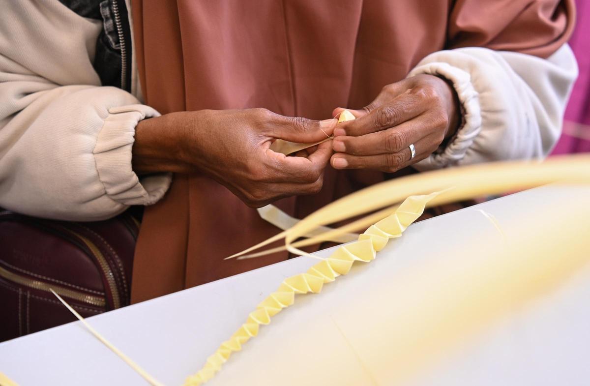 Caritas Elche organiza un taller de palma blanca con el fin de recaudar fondos con unas 7000 solapas para domingo de ramos Caritas Elche organiza un taller de palma blanca con el fin de recaudar fondos con unas 7000 solapas para domingo de ramos