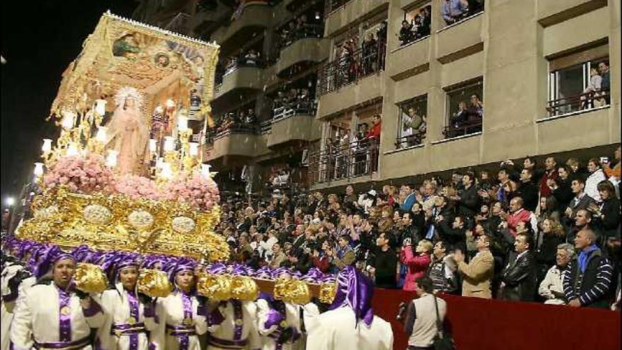 La Virgen de la Amargura estrenó nuevo trono, que pesa 1.500 kilos, y cerró el desfile            del paso Blanco