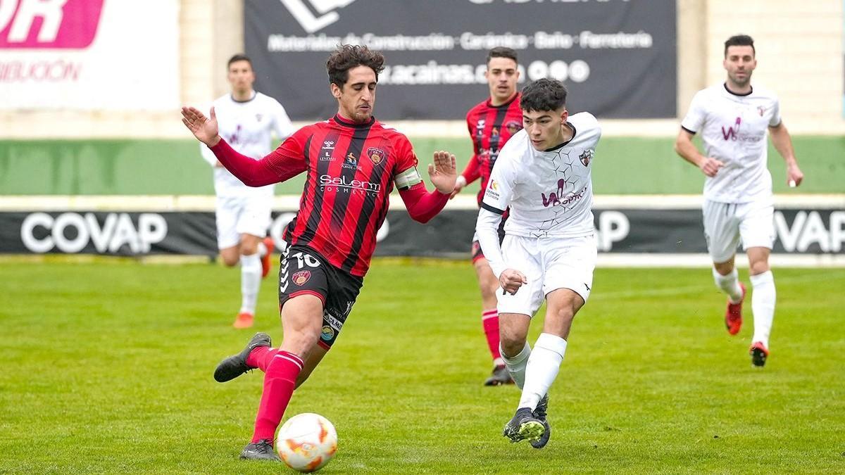 Lance del pasado derbi entre el Salerm Puente Genil y el CD Pozoblanco en el Manuel Polinario.