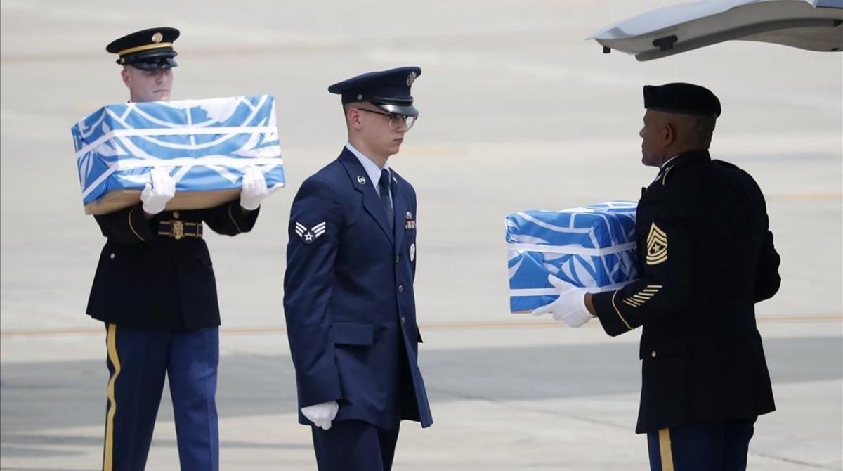 zentauroepp44460801 soldiers carry caskets containing remains of u s  soldiers w180727110312