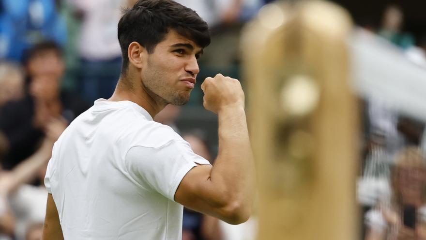Alcaraz impone su ley para entrar en la tercera ronda de Wimbledon
