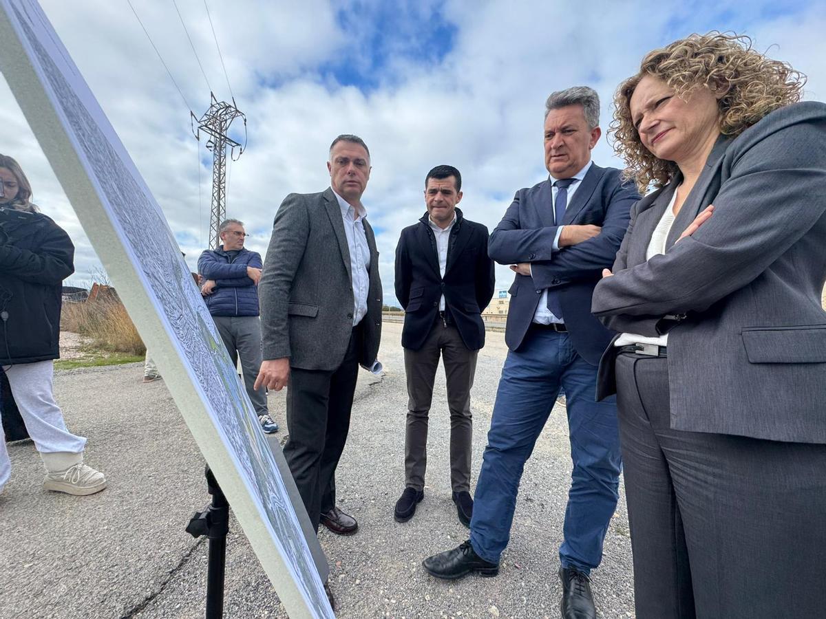 La alcaldesa de Torrent junto al conseller supervisa el plano que muestra la nueva zona industrial.