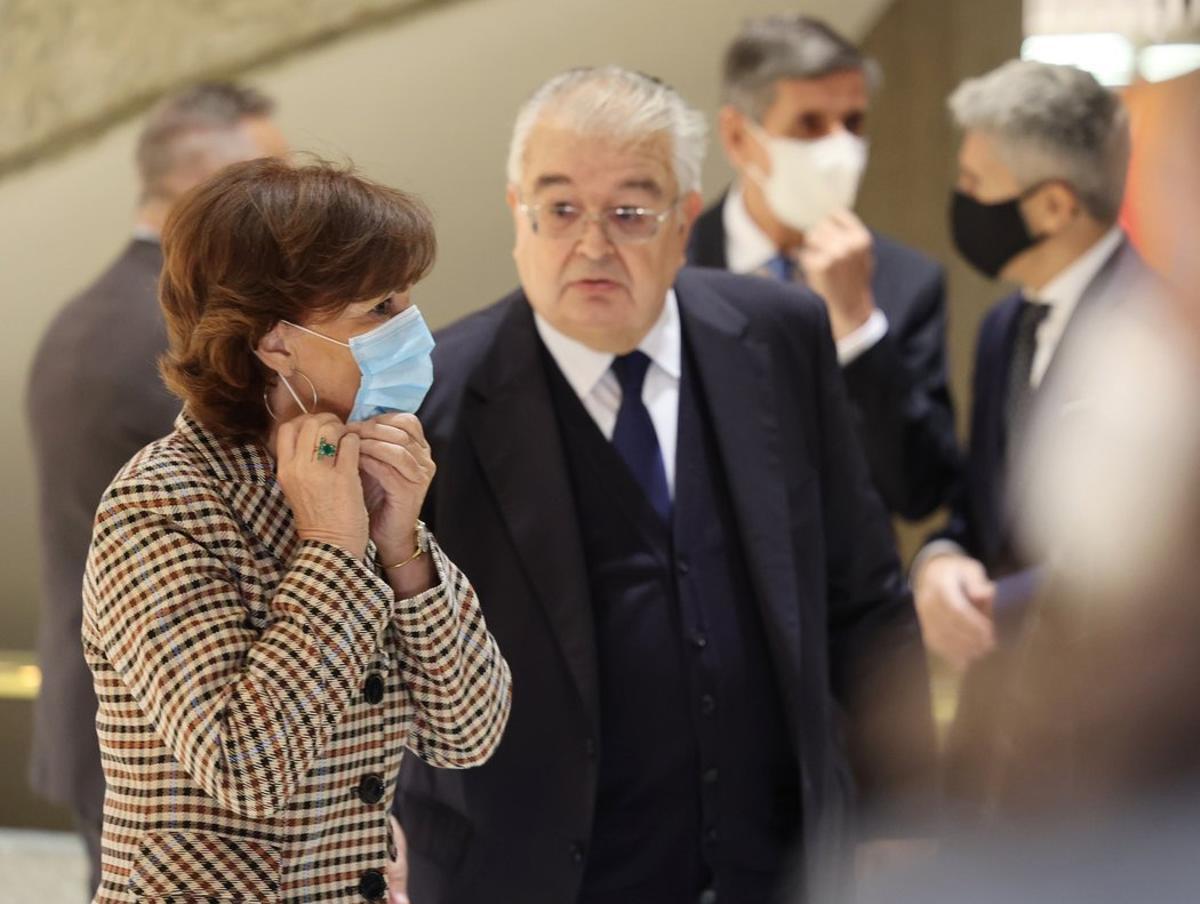 La vicepresidenta primera del Gobierno, Carmen Calvo; y el presidente del Tribunal Constitucional, Juan JosÃ© GonzÃ¡lez Rivas, a su llegada a la presentaciÃ³n de la obra ’Los derechos constitucionales. Un paseo por El Prado’ en la Sede del Tribunal Constitucional, Madrid, (EspaÃ±a), a 14 de octubre de 2020.