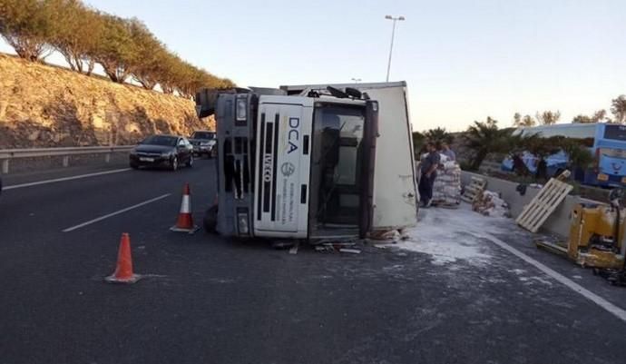 El vuelco de un camión en la GC-1 provoca el caos circulatorio en Gran Canaria