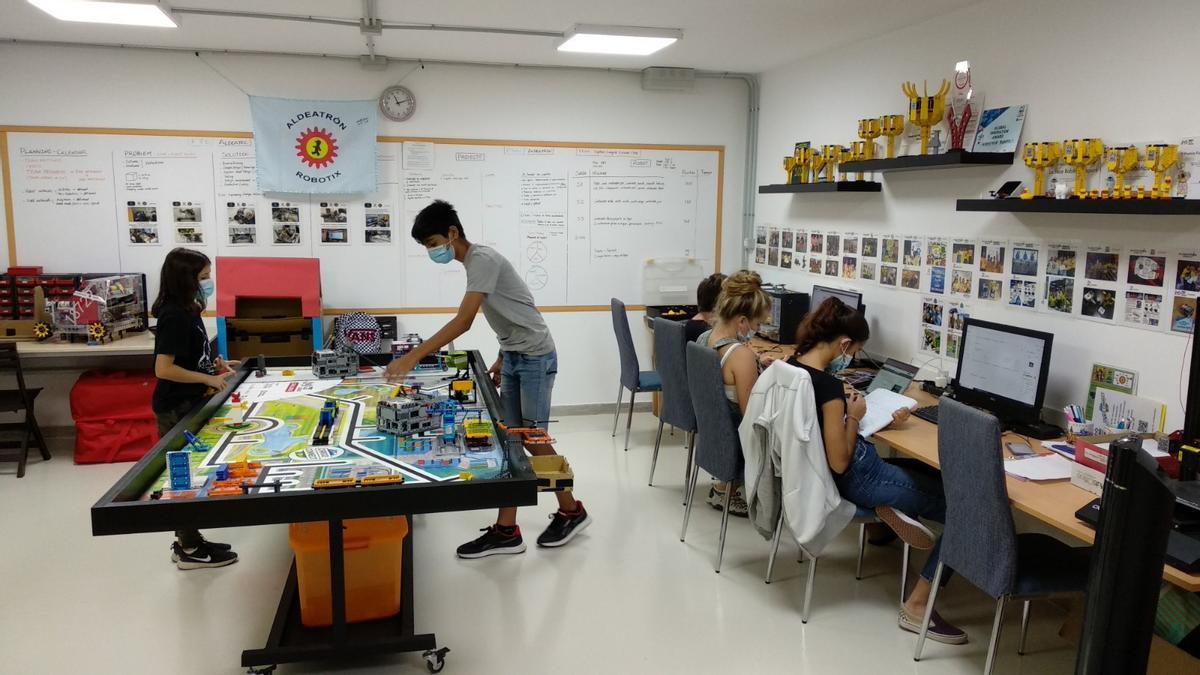 El equipo trabajando en el sótano del local Edukatrón Robotics, ubicado en San Miguel de Abona