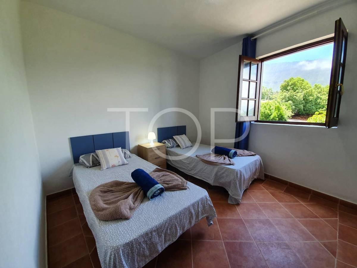 Chollo inmobiliario en Tenerife: impresionantes dos casas pareadas y fincas en Los Realejos