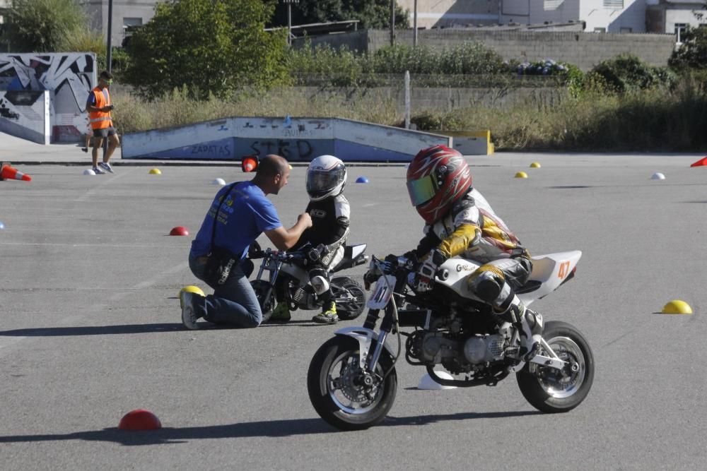 Las exhibiciones de trial, bike trial y de velocidad urbana llenan el centro de la villa que mañana acoge un descenso de bike