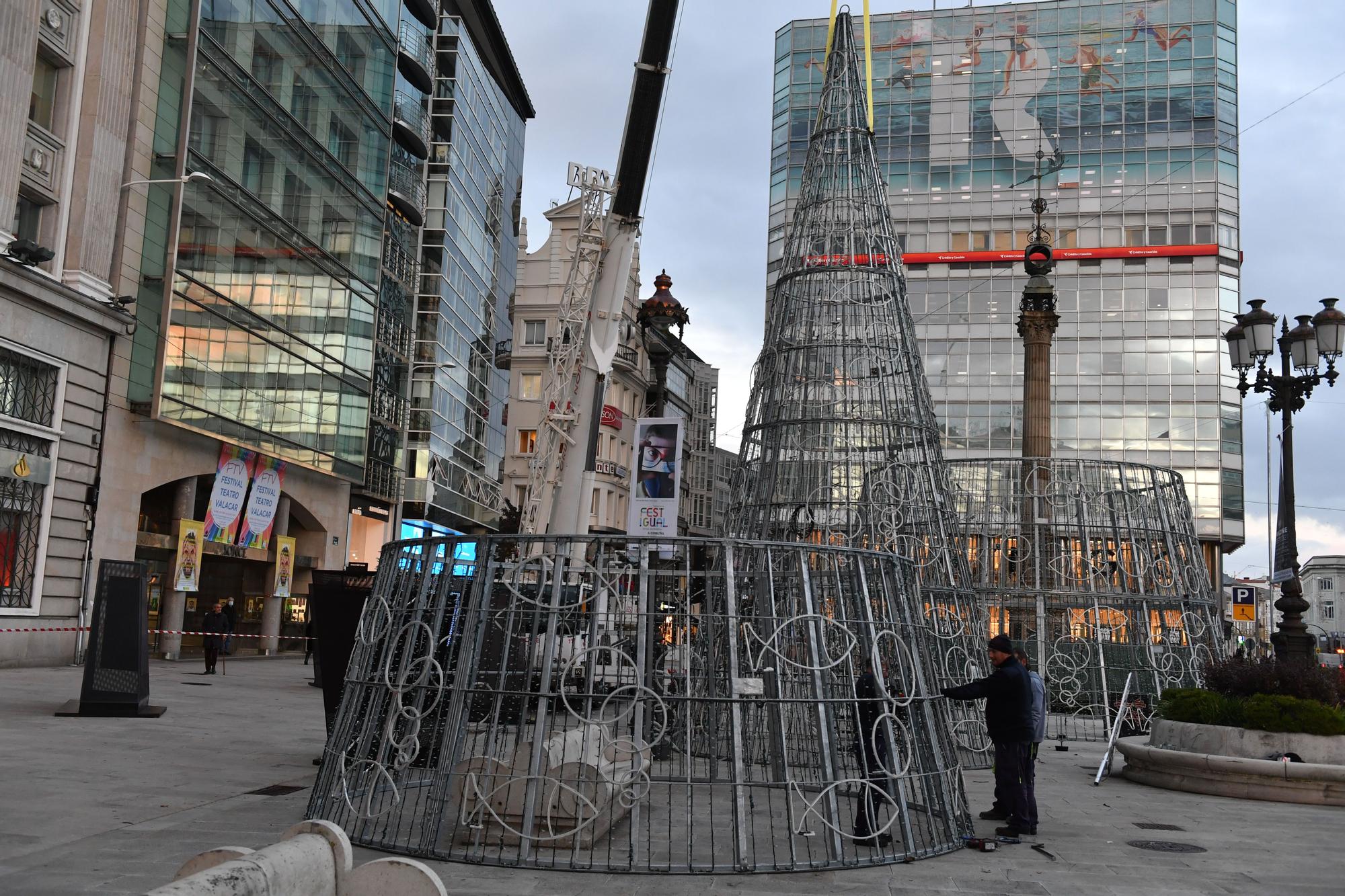 Montaje del árbol navideño en el Obelisco