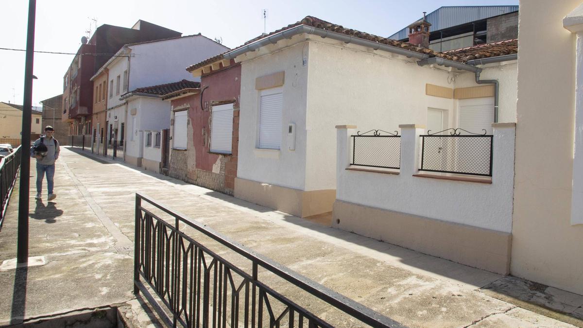 Las antiguas casas de los maestros de Llanera de Ranes reformadas como viviendas sociales.