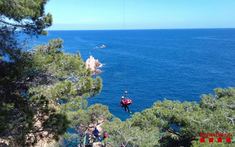 Rescaten un home ferit mentre feia la via ferrada de Sant Feliu de Guíxols