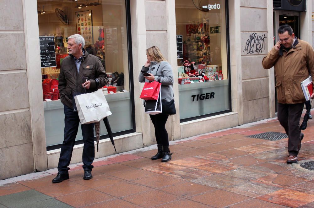 Mucha actividad en los comercios de Málaga en el primer día de compras con descuentos extraordinarios