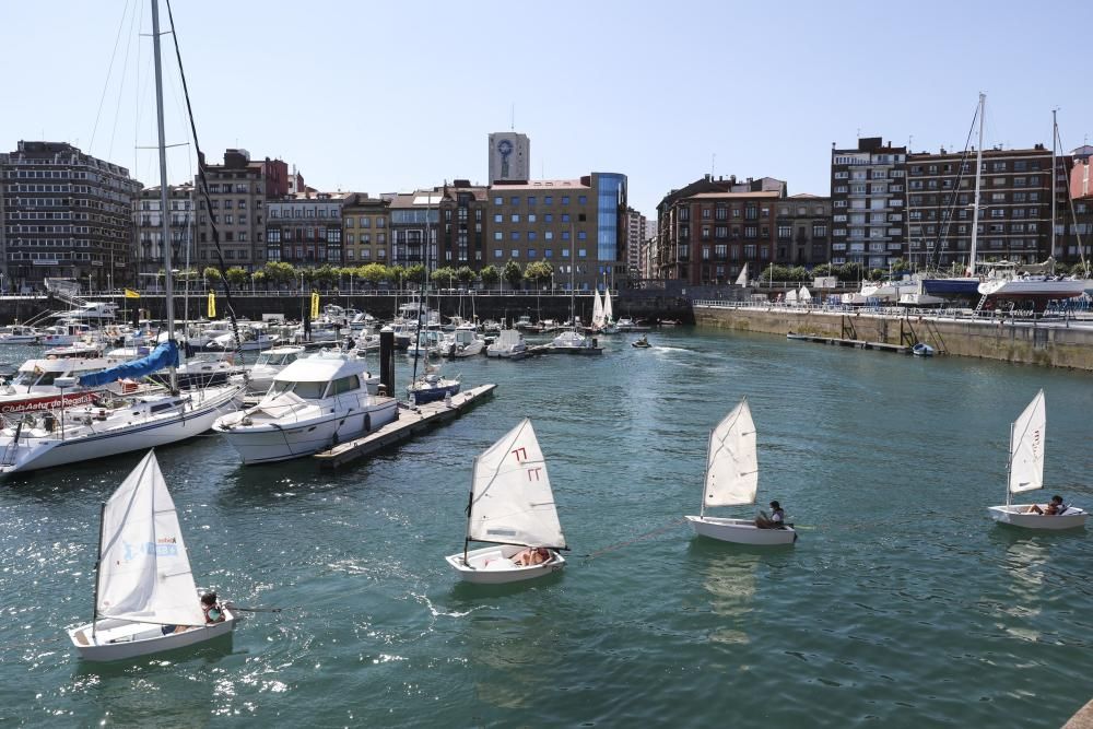 Nueva normalidad en las escuelas de vela de Gijón