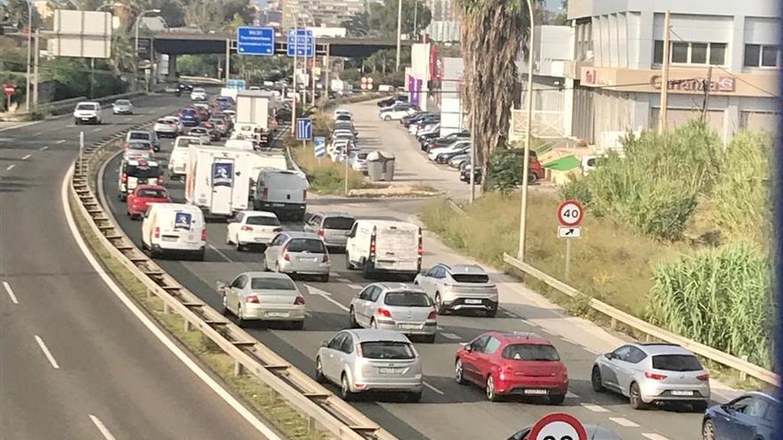 El incendio de un camión en la A-7 en Torremolinos obliga al cierre de carriles y provoca retenciones