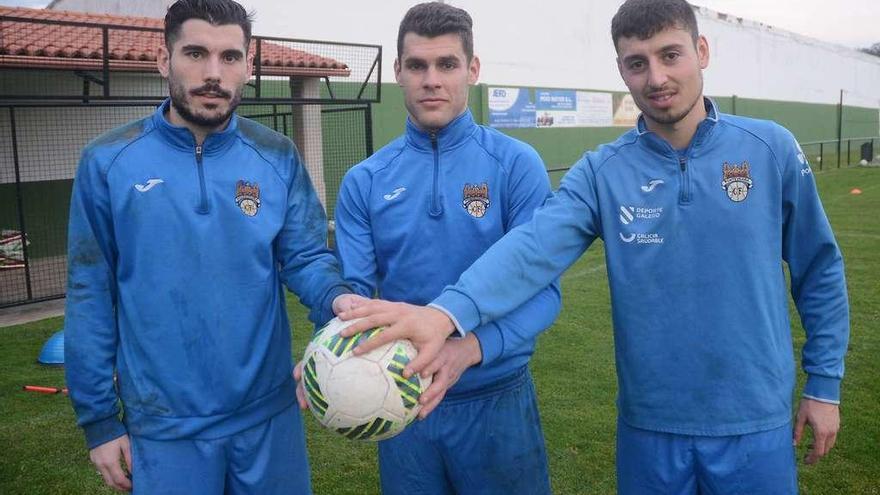 Álex Fernández (izquierda), Edu Sousa (centro) y Kevin Presa, tres de los capitanes del Pontevedra, se unen ante la mala racha. // Rafa Vázquez