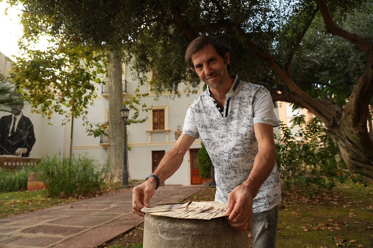 El lucense de nacimiento y vila-realense de adopción, muestra parte del dinero encontrado en botes de cacao en el jardín del Museu de la Ciutat Casa de Polo.