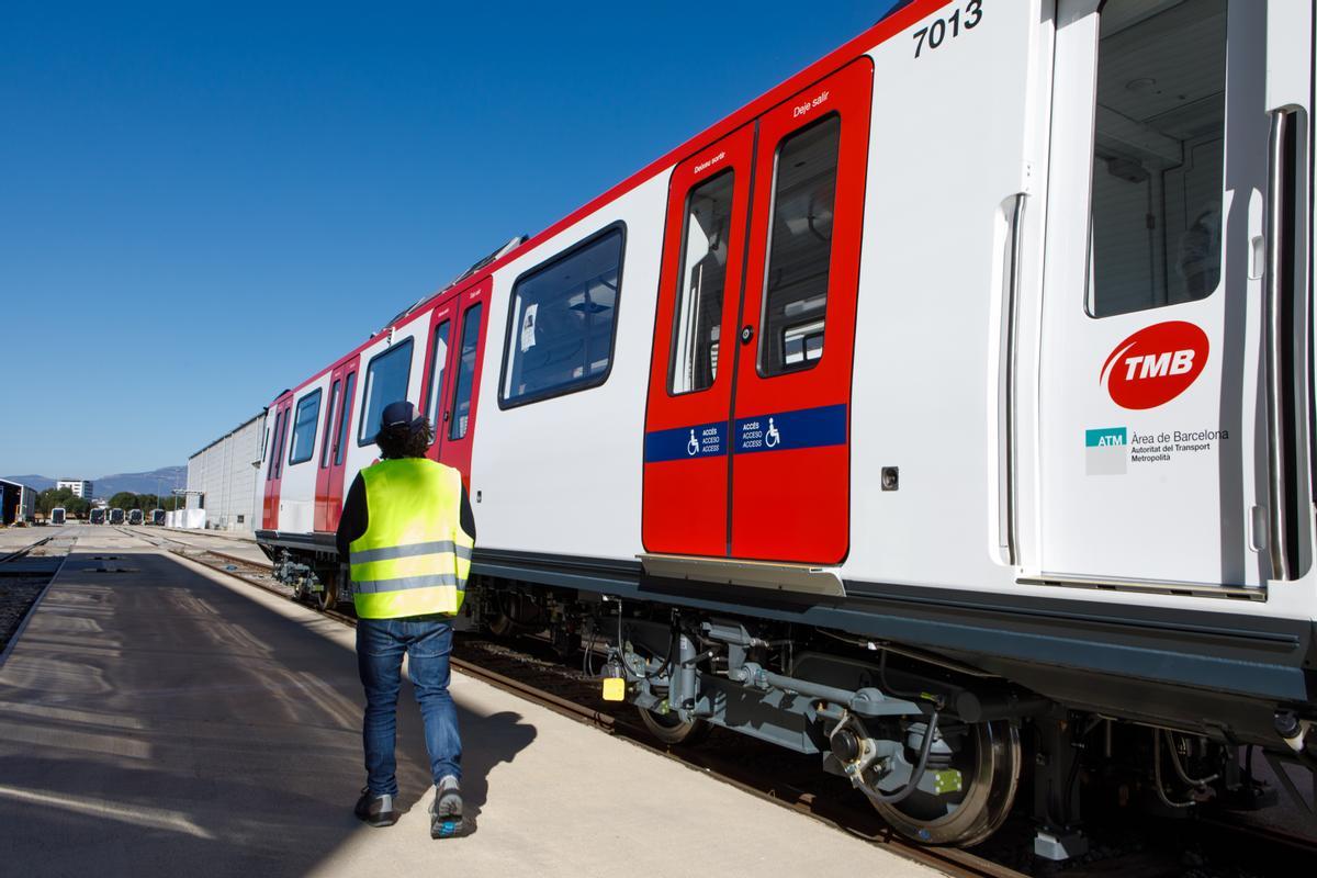 Els problemes dels nous trens del metro: arriben amb retard i són més amples del previst