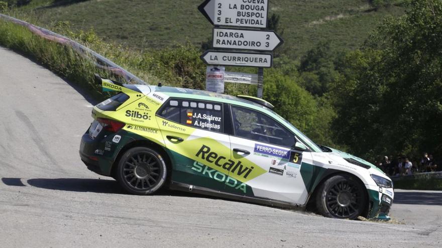 Cohete Suárez gana en el rally de La Espina con el Škoda Fabia