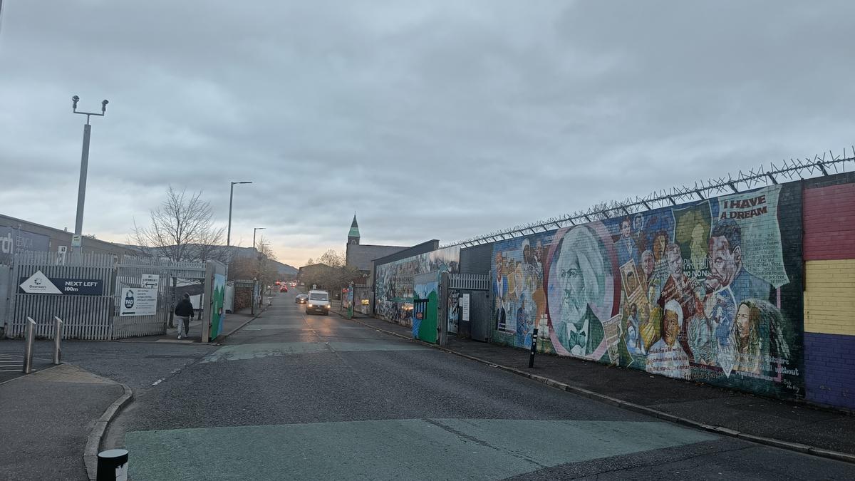 El muro y las puertas que separan el lado unionista y el republicano en West Belfast
