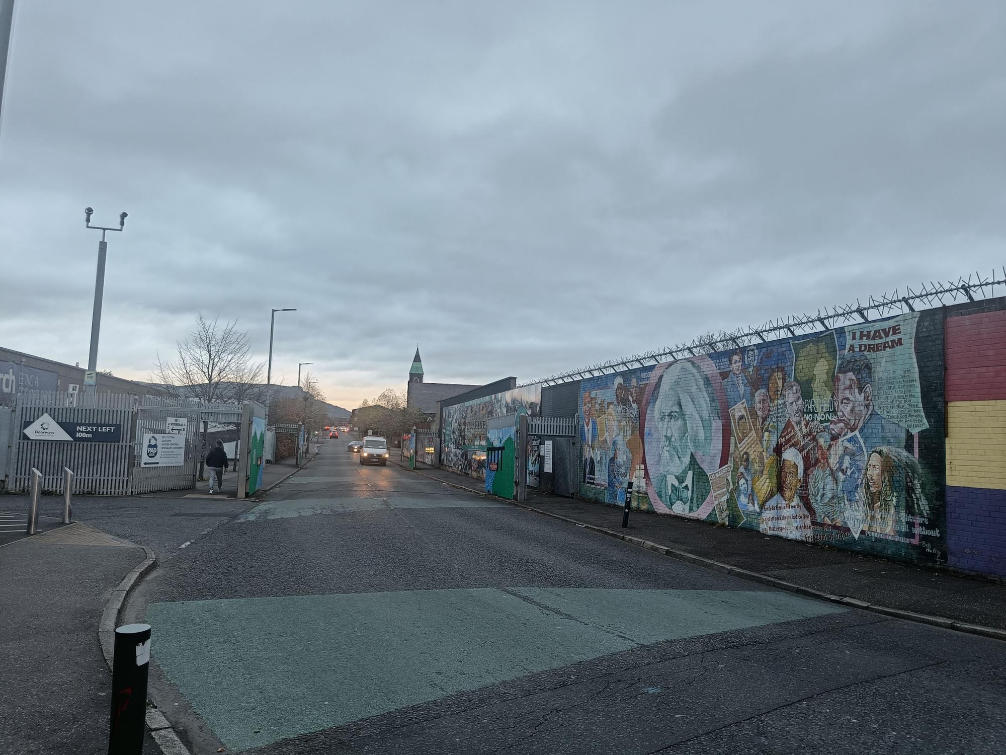 En imágenes: Música, comida y fiesta para derribar el muro de Belfast