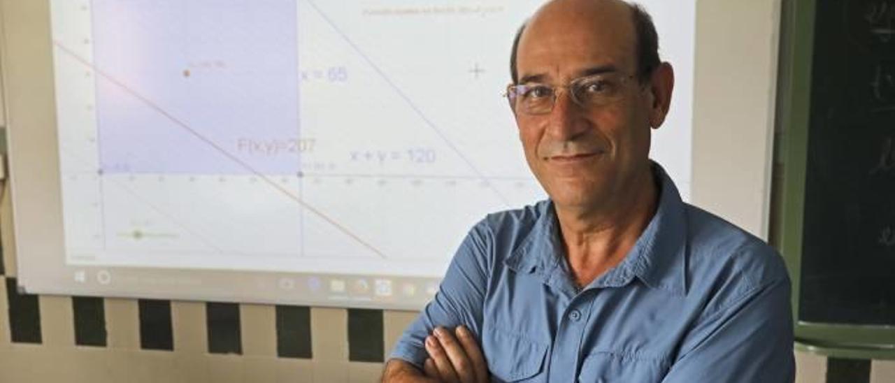 Juan Fernando López, davant d&#039;una construcció de programació línial amb GeoGebra.