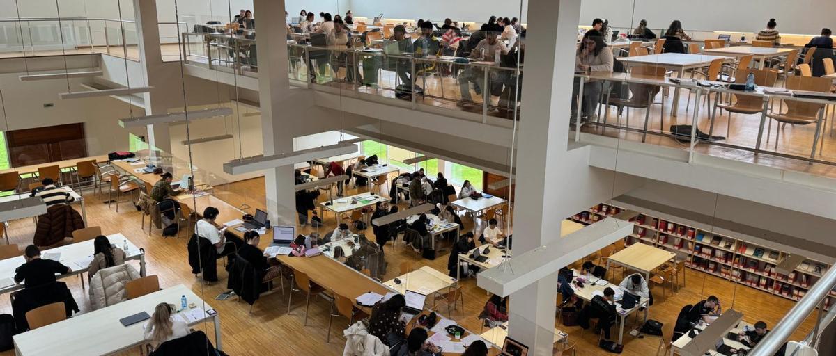 Las instalaciones de la biblioteca del campus en la jornada dominical. |  FdV