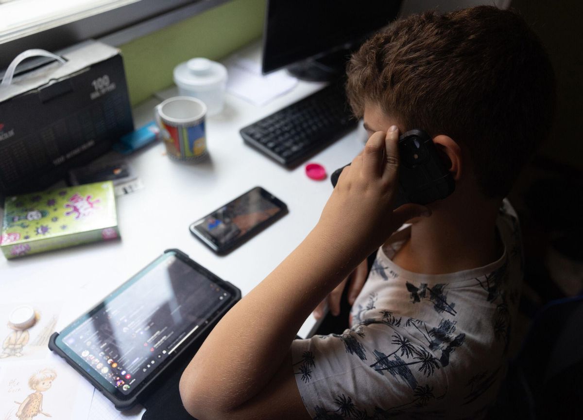 18/10/2023 Un niño usa el teléfono móvil y una tablet, a 18 de octubre de 2023, en Madrid (España). Según la Vanguardia, en España se estima que el 21% de los adolescentes es adicto a la red y casi la mitad reconoce que tiene "un contacto activo" cada 15 minutos. La Administración del Ciberespacio de China (CAC) ha propuesto una nueva medida que cambiaría la rutina de los menores de edad. El organismo pretende limitar el uso de smartphones para las personas menores de 18 años, con el objetivo de controlar el uso de Internet entre los más pequeños. SOCIEDAD Eduardo Parra - Europa Press