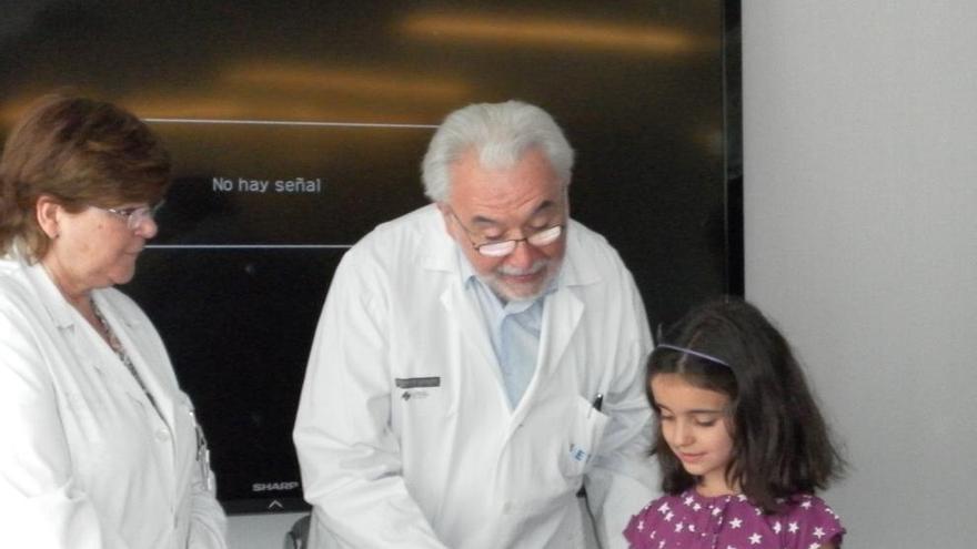 La pequeña Elena con los doctores del Incliva