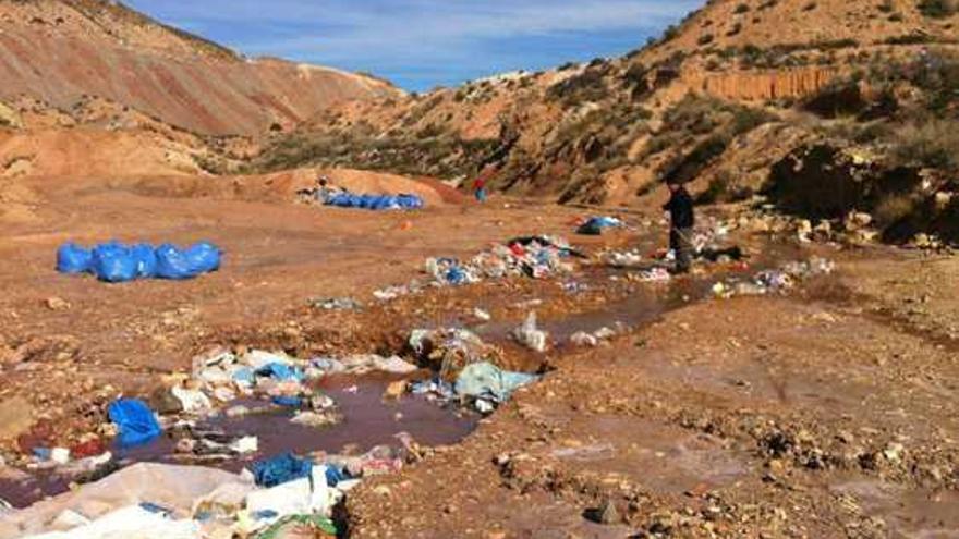 Limpieza de los residuos que caen en el barranco desde el vertedero.