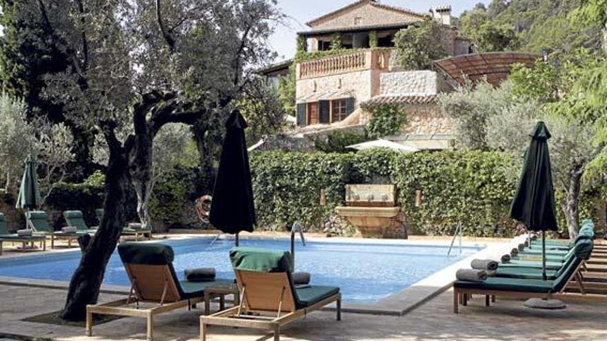 Zum Garten-Pool gehört auch eine Poolbar, an der Hotelgäste in Badekleidung mittags unbeobachtet essen können.