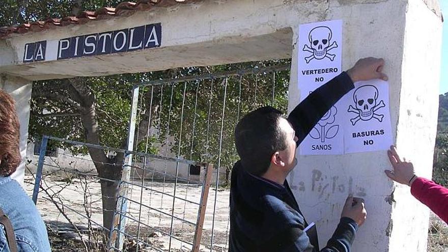 Vecinos de Orihuela colocan carteles contra el macrovertedero en la puerta de la finca La Pistola.