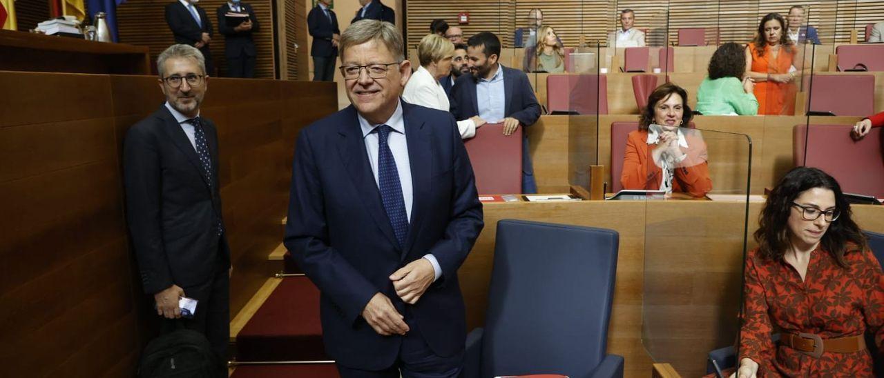 Ximo Puig, junto a la vicepresidenta Aitana Mas y el conseller Arcadi España, antes del inicio del Debate de Política General