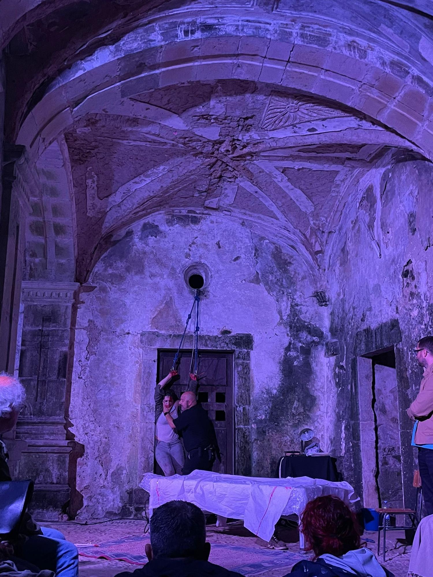 En imágenes: Así fue "Redención", la primera función de teatro inmersivo que se celebra en el monasterio de Cornellana