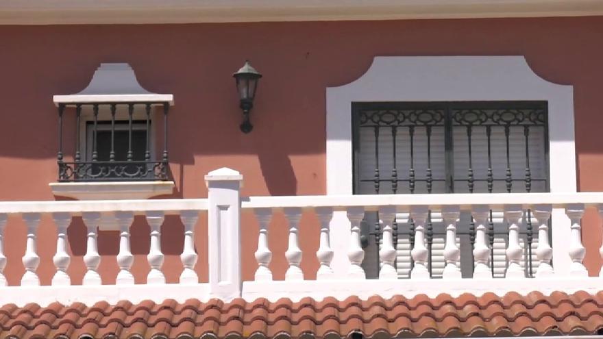 Una casa con rejas en las ventanas en una imagen de archivo.