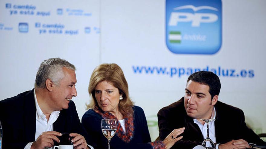 El presidente del Partido Popular andaluz, Javier Arenas (i), conversa con la alcaldesa de Fuengirola Esperanza Oña (c), y el secretario general del PP en Málaga Elías Bendodo (d), durante la reunión del Grupo Parlamentario Popular que ha presidido esta mañana en el hotel Antequera Golf.