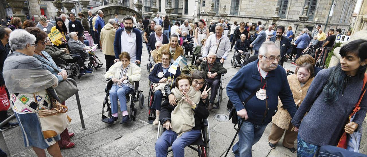 Una peregrinación de mayores, el pasado mes, en Pontevedra. // Gustavo Santos