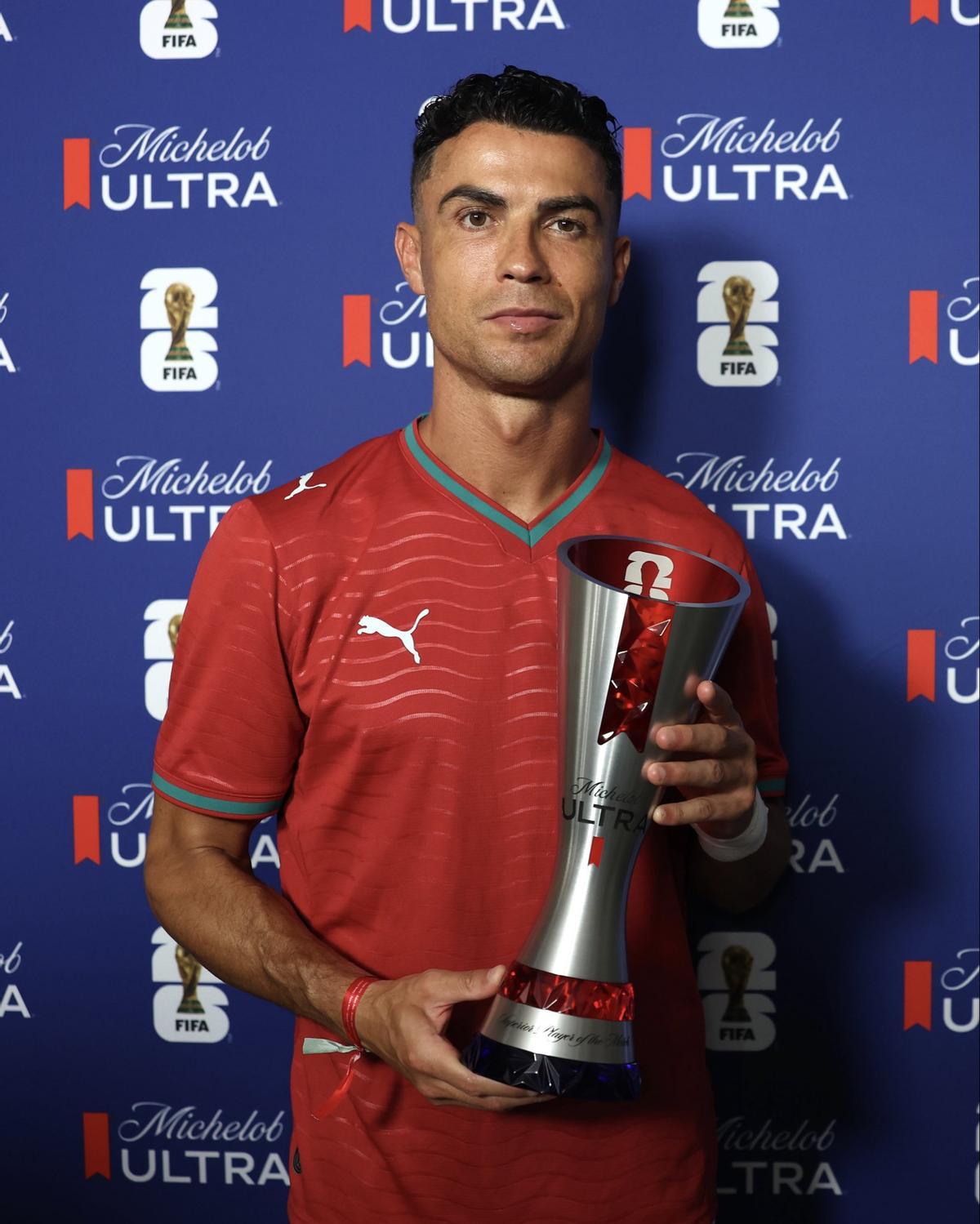 Cristiano Ronaldo, con el premio al MVP del Portugal-Croacia