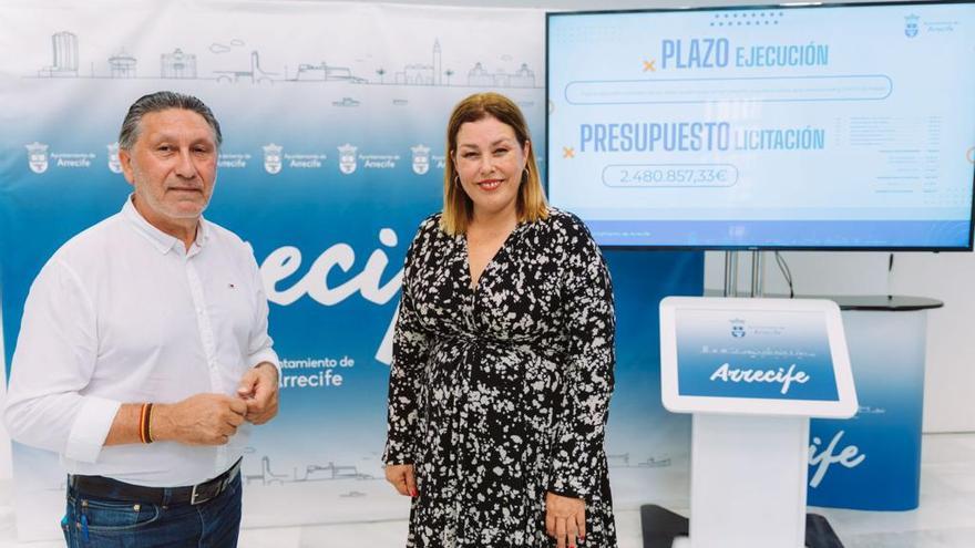 Roberto Herbón y Astrid Pérez durante la presentación del plan de asfaltado de Arrecife.