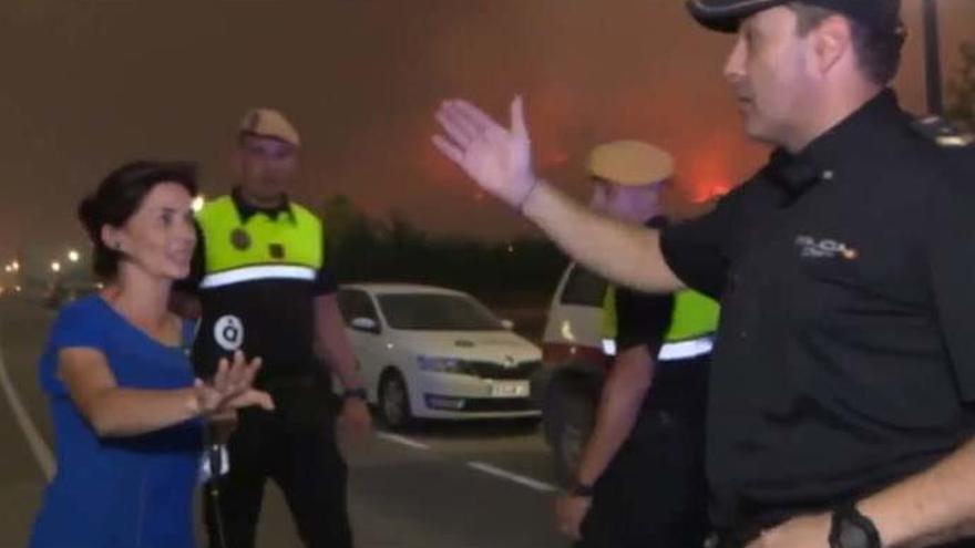La policía evacua a una periodista que arriesgó demasiado en un incendio
