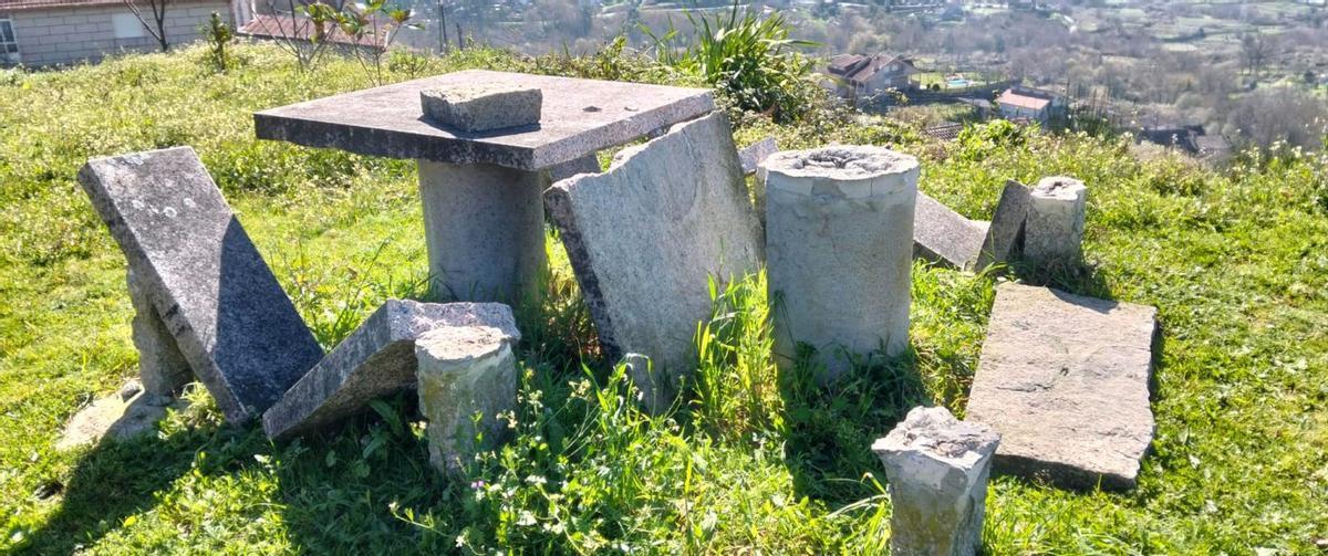 El merendero de piedra del mirador de Rubiós completamente destrozado.
