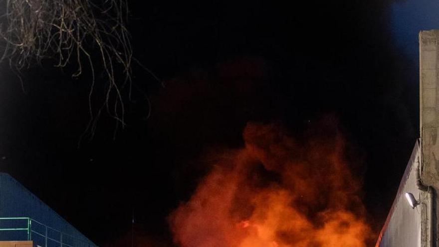 El incendio en la planta de Saica en Zaragoza, en imágenes