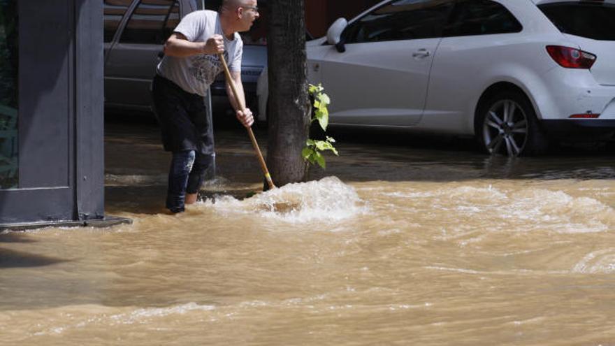 El trencament d´una canonada deixa el carrer Migdia inundat